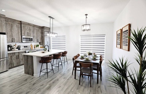 Southwest Edmonton House | Chappelle w/AC | King Beds | Fenced Yard | Garage