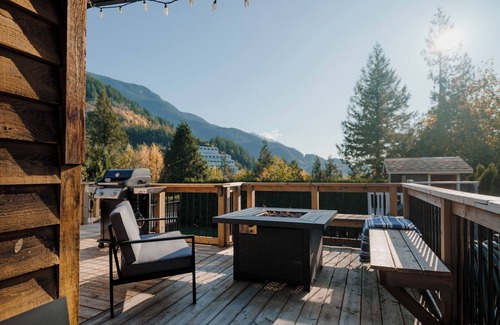 Britannia Beach House | Character 3-bdr Newly Reno'd Modern OceanSky Lodge