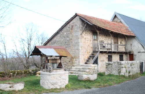 Saint-Gerons Cottage | CHARACTER COTTAGE OVERLOOKING LAKE ST ETIENNE CANTALES 500M