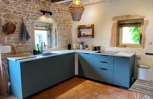 Bray House | Character cottage with private pool set in 5 hectares of gardens and woodland