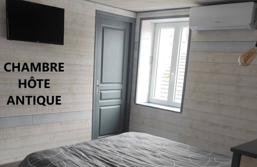 Le Mayet-de-Montagne Bed & Breakfast | CHARACTER GUEST ROOM "L'HÔTE ANTIQUE"