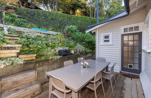 Napier House | Character home, 3mins walk to CBD, quiet space set in lovely gardens.
