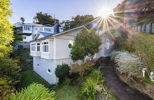 Napier House | Character home, 3mins walk to CBD, quiet space set in lovely gardens.