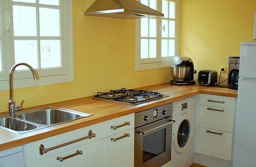 Saint-Crespin Cottage | Character house in the village center, next to the castle.