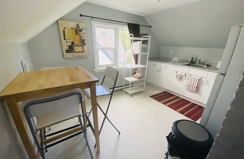 Saanich House | character Loft Close to DT & Uvic