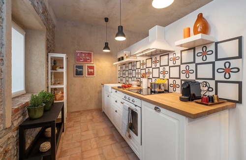 Cressa Apartment | Characteristic Apartment with Garden in Restored Farmhouse