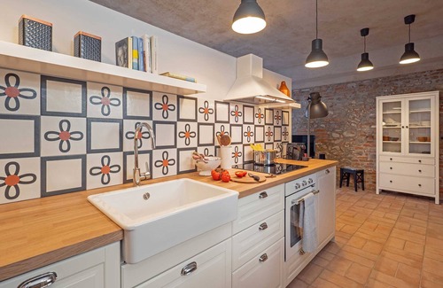 Cressa Apartment | Characteristic Apartment with Garden in Restored Farmhouse
