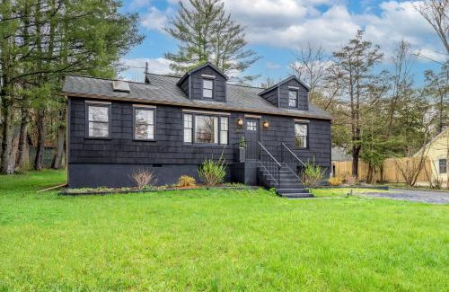 New Paltz House | Charcoal Chalet by AvantStay A Design w Firepit