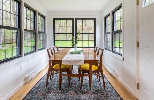 New Paltz House | Charcoal Chalet by AvantStay A Design w Firepit