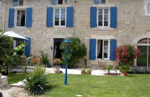 Fontenille House | Charentaise house with character, Charente river 150 metres away
