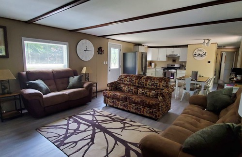 Lyndon Station Cabin | Charlie's Woodside Getaway-4 miles from the Dells!
