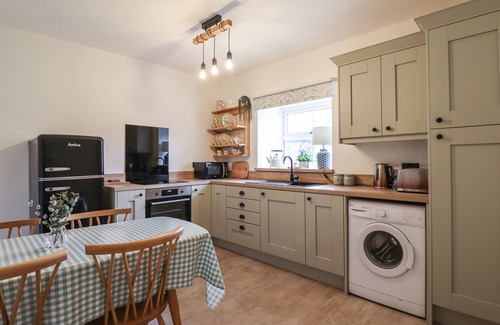 North Sunderland House | CHARLOTTE'S COTTAGE, pet friendly, with open fire in Seahouses