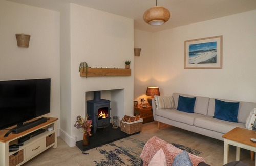 North Sunderland House | CHARLOTTE'S COTTAGE, pet friendly, with open fire in Seahouses