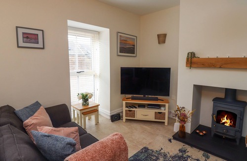 North Sunderland House | CHARLOTTE'S COTTAGE, pet friendly, with open fire in Seahouses