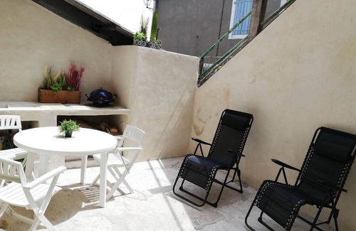 Saint-Julien-de-Cassagnas House | Charmante Maison Avec Cour Proche Thermes et Lieux Touristiques