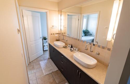 Lake Charm Bed & Breakfast | Charm Lodge