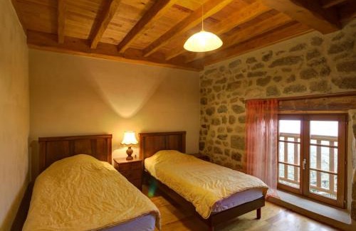 Saint-Jean-Soleymieux House | Charmant Gîte avec Terrasse, Cheminée et Jardin, à Proximité des Bois, Animaux Acceptés - FR-1-496-205