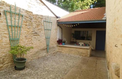 Chateauvillain House | Charmant Gîte au Cœur de Châteauvillain avec Terrasse et Balades en Forêt - FR-1-611-10
