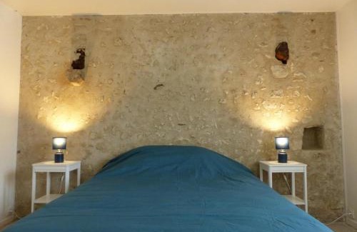 Charroux House | Charmant Gîte avec Piscine Privative et Terrasse à Charroux, Village Médiéval - FR-1-489-394