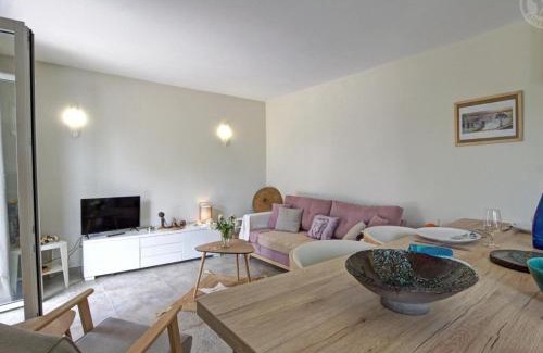 Riorges House | Charmant gîte moderne avec cour privée, tout équipé, parking sécurisé, au cœur du Roannais - FR-1-496-316