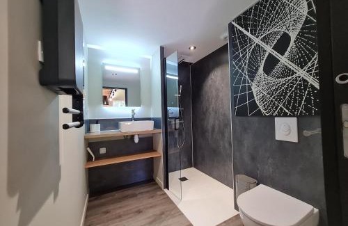 Rochetrejoux House | Charmant studio rénové avec mezzanine, cour privative et parking à Rochetrejoux - FR-1-426-479