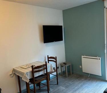 Bagneres-de-Luchon Apartment | Charmant T1 Bis Cabine - Parking privé