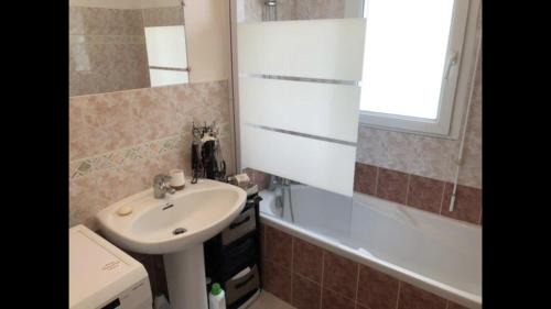 Saint-Ave Apartment | Charmant T2 de 45m2 - parking privé - terrasse- linge inclu- Proche Vannes