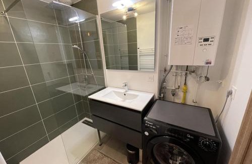 Laveissiere Apartment | Charmant T3 Neuf avec Balcon, Face Télésiège et Navette Gratuite - FR-1-787-15