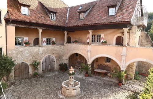 Creglingen Apartment | Charmante, gemütliche Ferienwohnung mit kleinem Balkon und rustikalem Himmelbett