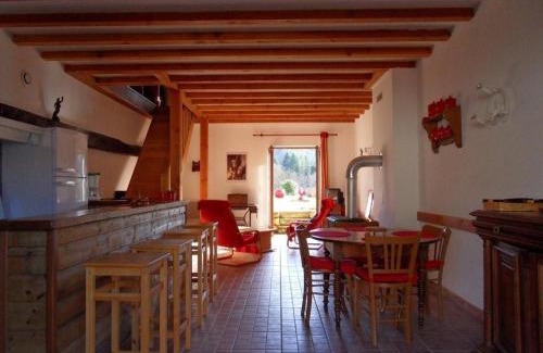 Chatel-Montagne House | Charmante grange rénovée avec jardin, terrasse et animaux acceptés - FR-1-489-47
