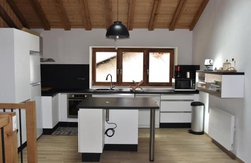 Pralognan-la-Vanoise Ski Chalet | Charmante Maison de Village Rénovée - Près de Pralognan-La-Vanoise, 10 Pers, 3 Niveaux, Balcon Sud - FR-1-464-203