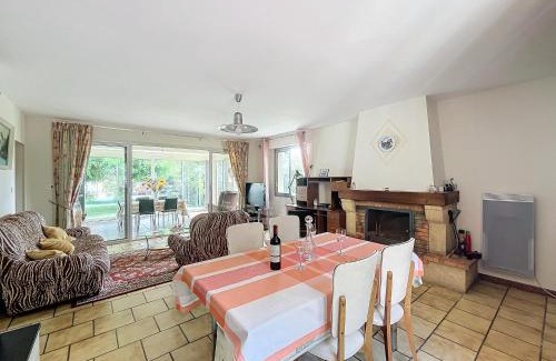 Bussac-Foret Apartment | Charmante maison avec jardin