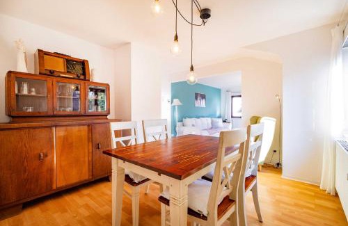 Steinbach Apartment | Charmante Wohnung -Altes Kino- 2SZ-2Bad-Terrasse-Netflix