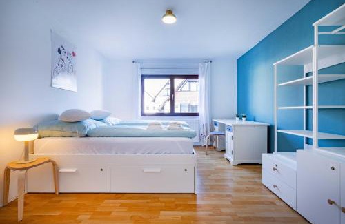 Steinbach Apartment | Charmante Wohnung -Altes Kino- 2SZ-2Bad-Terrasse-Netflix