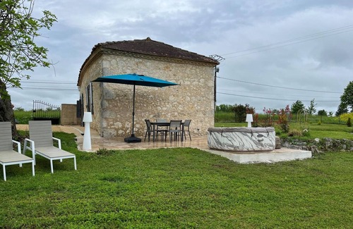 Saint-Aubin-de-Lanquais Cottage | Charming Perigord Cottage with Private Garden, Jacuzzi, and Modern Amenities