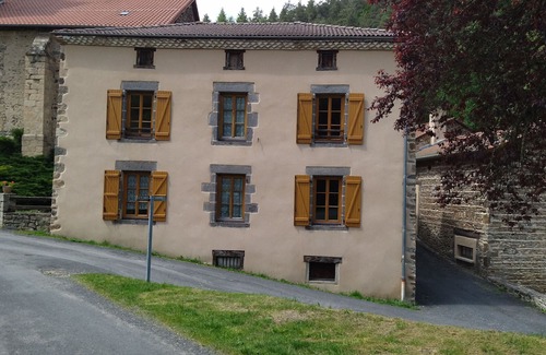 Saint-Didier-sur-Doulon Cottage | Charming Village Cottage with Courtyard, near Lavaudieu & Doulon Church