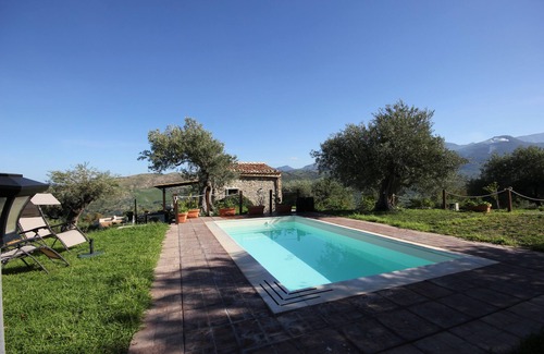 Campofelice di Roccella Ski Chalet | Charming white house with sea view and swimming pool