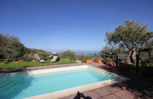 Campofelice di Roccella Ski Chalet | Charming white house with sea view and swimming pool