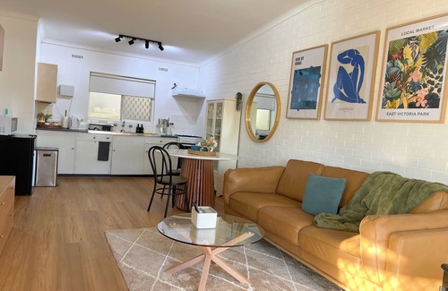East Victoria Park Apartment | Charming 1-bedroom apartment with WiFi, AC in vibrant East Victoria Park