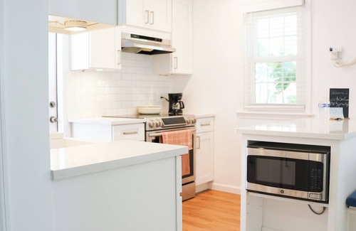 Poinciana Park Cottage | Charming 1 bedroom Cottage in West Palm Beach