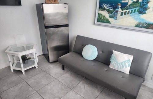 Greenacres Apartment | Charming 1-bedroom apartment with AC, WIFI in amazing Palm Beach next to Airport
