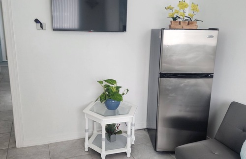 Greenacres Apartment | Charming 1-bedroom apartment with AC, WIFI in amazing Palm Beach next to Airport