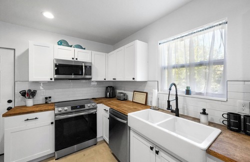 Tarpon Springs Cottage | Charming 1-bedroom Cottage - Close to Downtown/Sponge Docks/Beaches/Trails