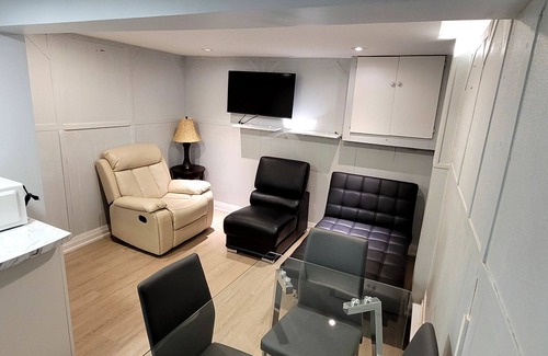 Upper Jarvis House | Charming 1-bedroom, 1 bathroom, basement house in Brampton with WiFi