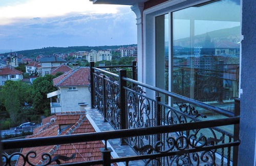 Sveti Vlas Apartment | Charming 1-bedroom apartment with WiFi and AC in pleasant Sveti Vlas