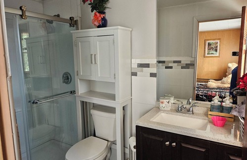 Lynn House | Charming 1-bedroom and bathroom in a house in delightful Lynn with WiFi, AC.