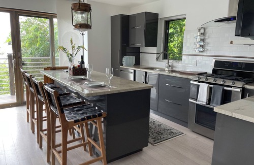 Riverside Apartment | Charming 1-bedroom apartment in Greenwich with Water View & Balcony.