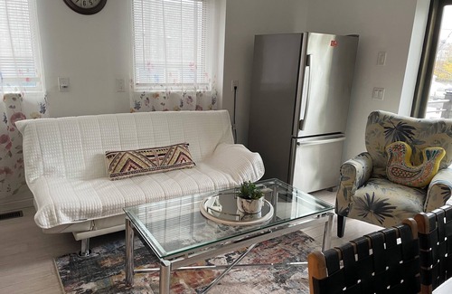 Riverside Apartment | Charming 1-bedroom apartment in Greenwich with Water View & Balcony.