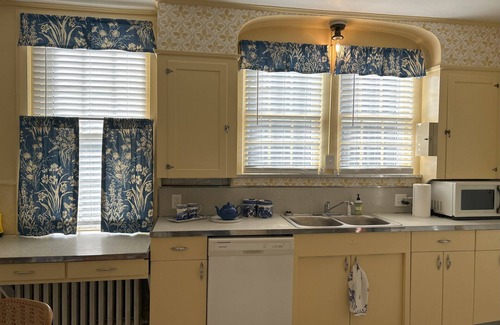 Elkton Apartment | Charming 1-bedroom apartment in the historic Mitchell House built in 1969.