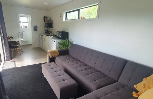 Waihi Cabin | Charming 1-bedroom cabin in brilliant Waihi with AC
